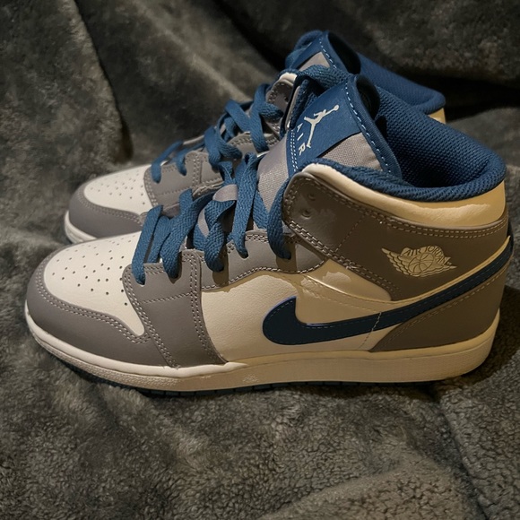 NIKE AIR JORDAN 1 MID GS - Picture 5 of 8